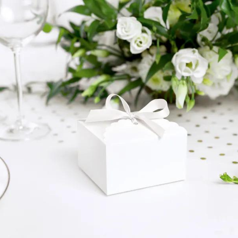 Geschenk-Schachtel - Wolke, weiß, 8x7.5x4.5cm Hochzeit Gästegeschenkbox mit Schleife