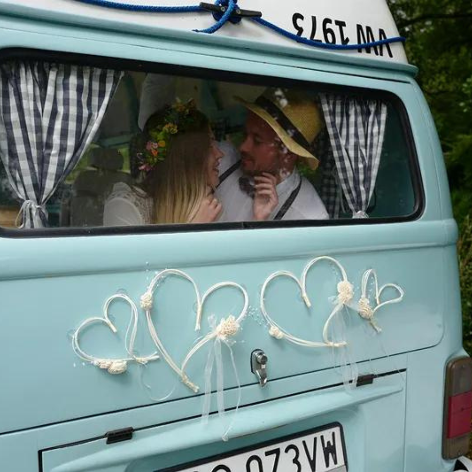 Autodekoration Hochzeit Rattanherzen mit Blumensträußen, creme