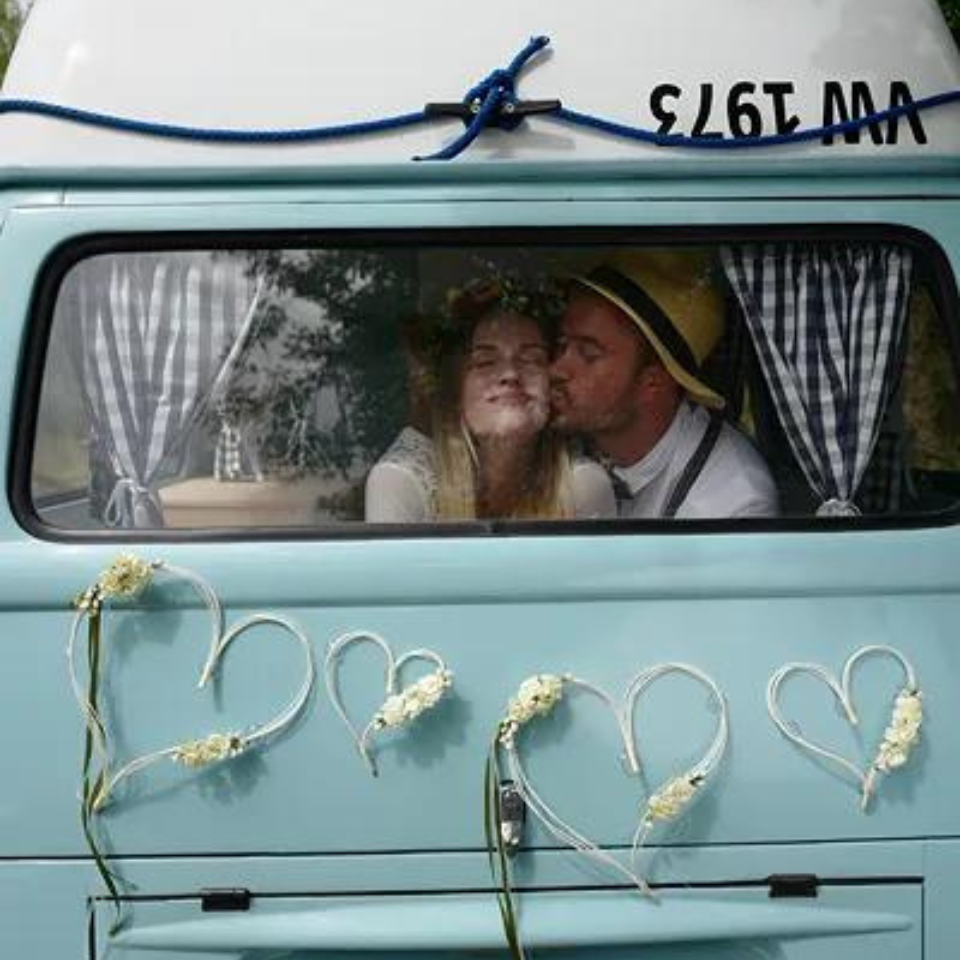 Autodekoration Hochzeit Rattanherzen mit Blumensträußen