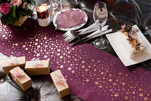 Tischläufer Pflaume mit metallischen Rosegoldsternen, Baumwolle