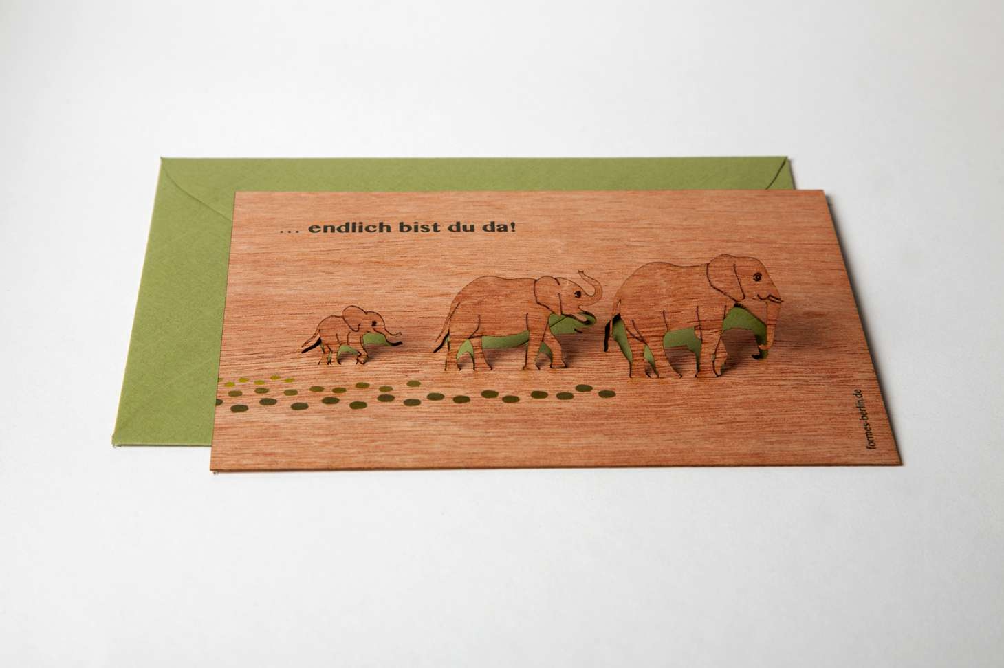 Holz-Grusskarte mit Kuvert, Elefanten, "Endlich bist du da"